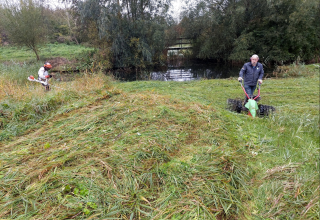 Vrijwilligers van het MAK aan het maaien