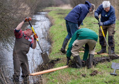 Start van de graafwerkzaamheden aan de rand van de sloot